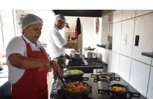 Vaga para Auxiliar de Cozinha – Salário de R$ 1.973,00 Vaga para Auxiliar de Cozinha em Lagarto/SE – Salário de R$ 1.973,00
