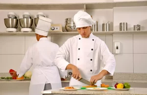 NÃO EXIGE EXPERIÊNCIA – 4 VAGAS – AUXILIAR DE COZINHA